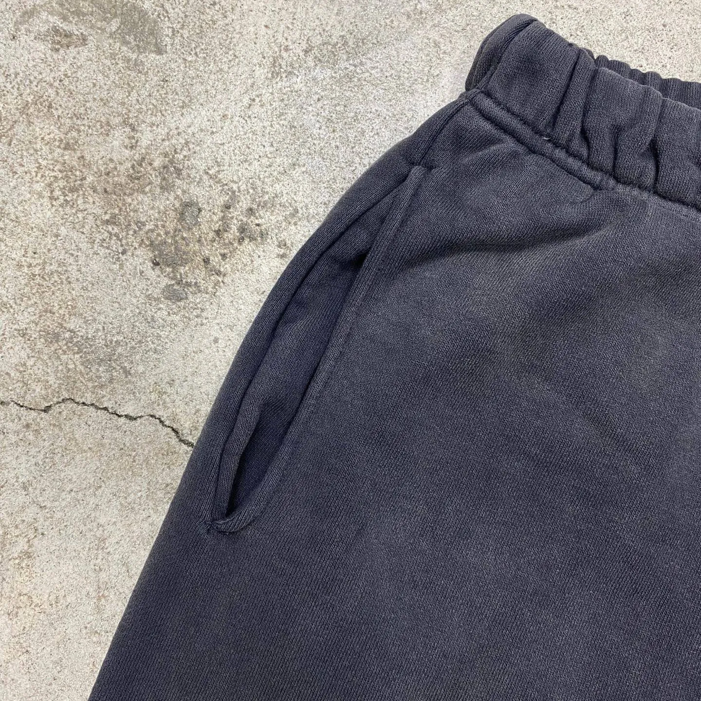 SAINT Mxxxxxx SWEAT PANTS/LOVE AMONG/BLK blue SAINT barrage sweatpants, washed black S-XL, top-notch printing and distressing process, very close to the original distressed feeling, Assute dyeing, whole piece sprayed with horse fade, wormhole destruction treatment, heavy fermentation washing to create NEW VINTAGE texture, factory four-needle and six-thread workmanship, no bone seams, correct main mark, wash mark